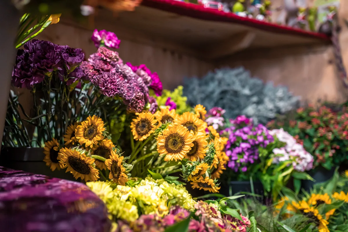 Bunter, individuell gebundener Blumenstrauß